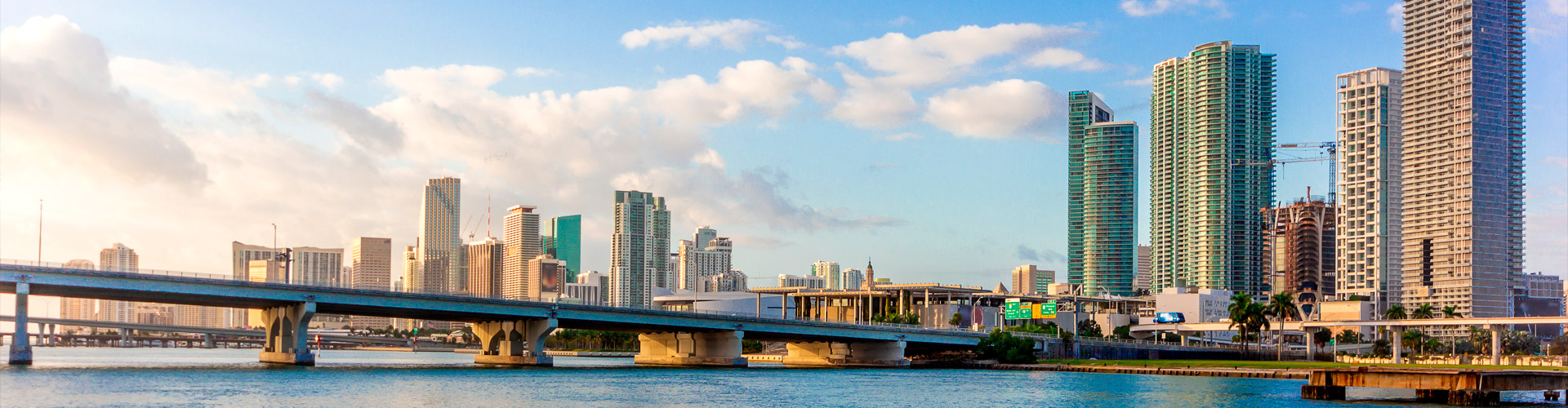 Vista del skyline de Miami con el puente sobre la bahía