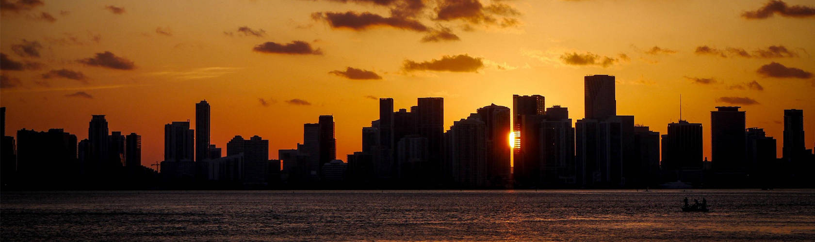 Vista panorámica del skyline de Miami al atardecer
